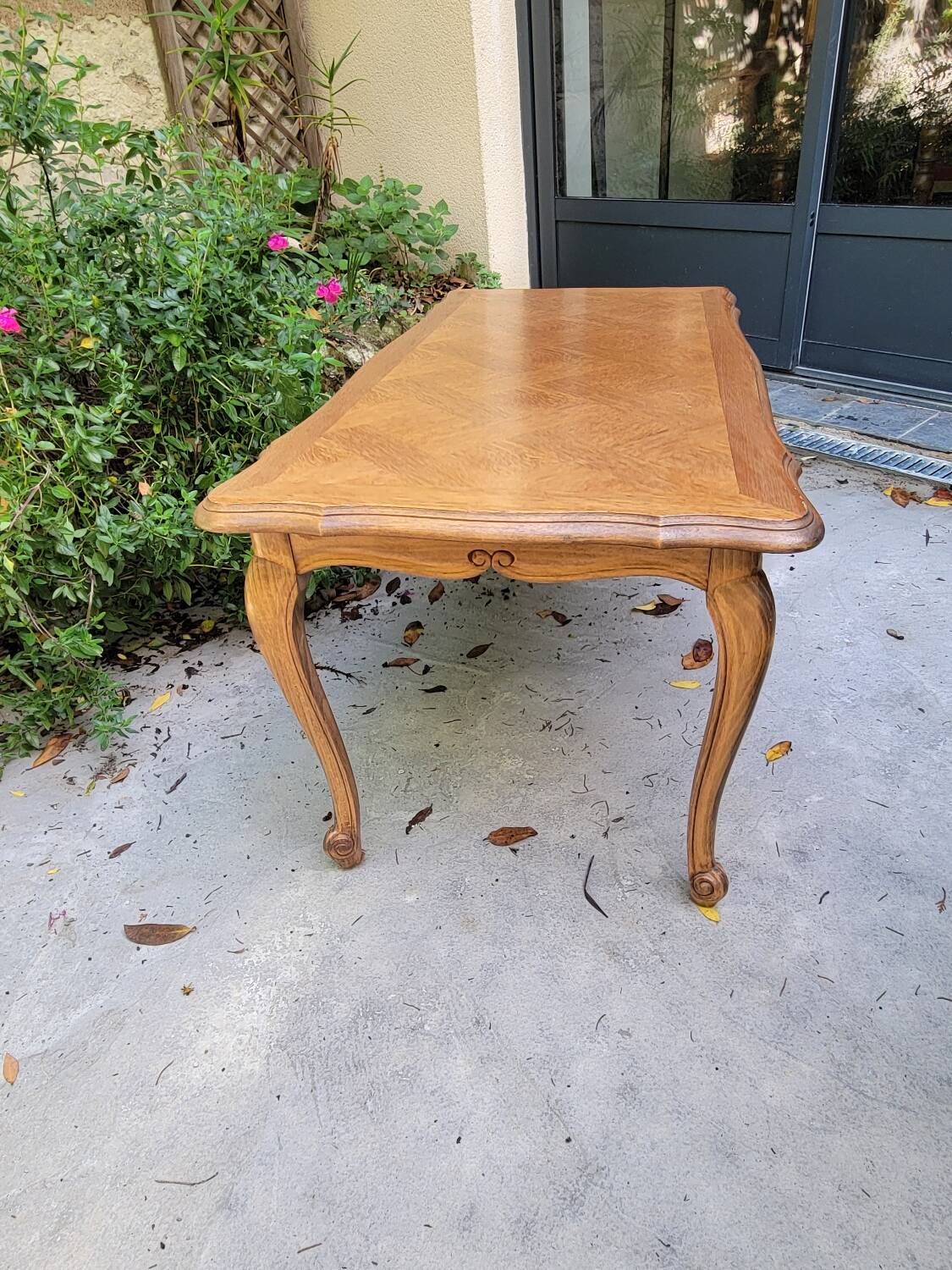 Louis XV coffee table in oak and cherry marquetry.