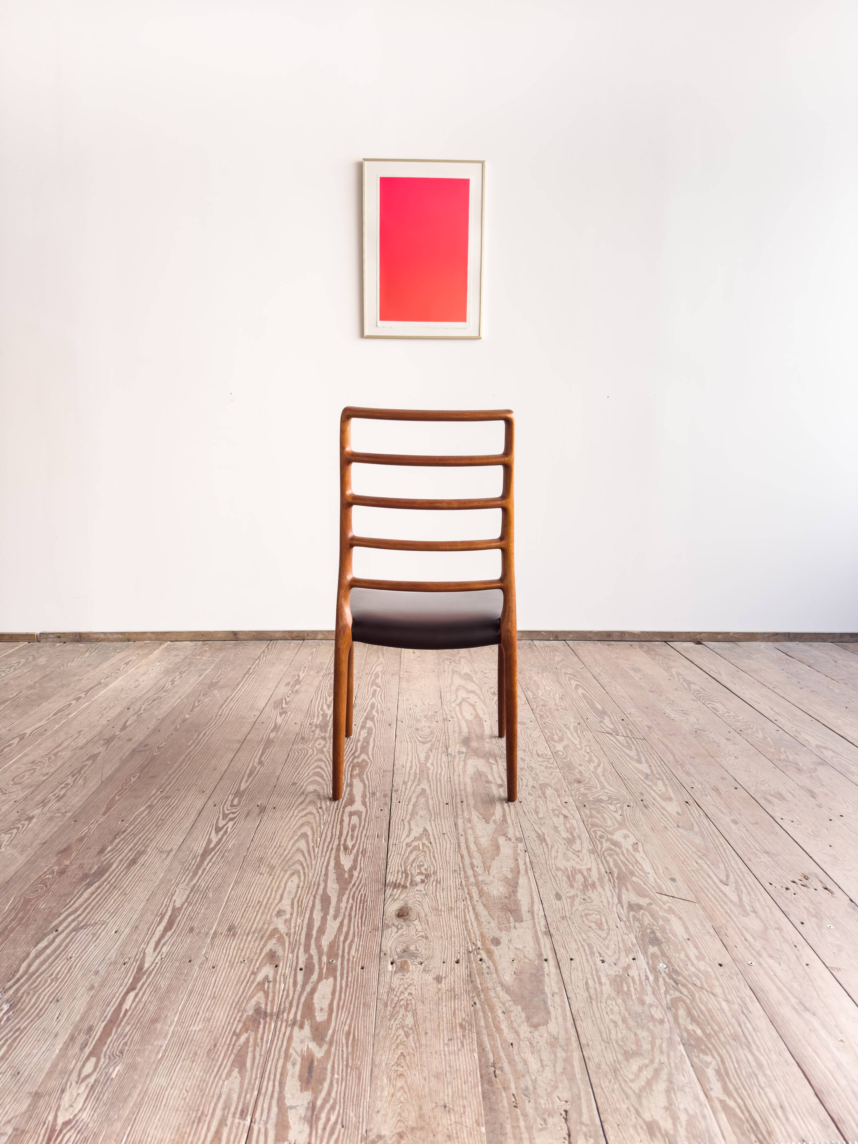 Chaise modèle 82 « Ambassade » en teck massif par Niels O. Møller, Danemark