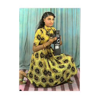 Portrait d'un jeune femme avec appareil photo, Photographie colorée, Rajasthan
