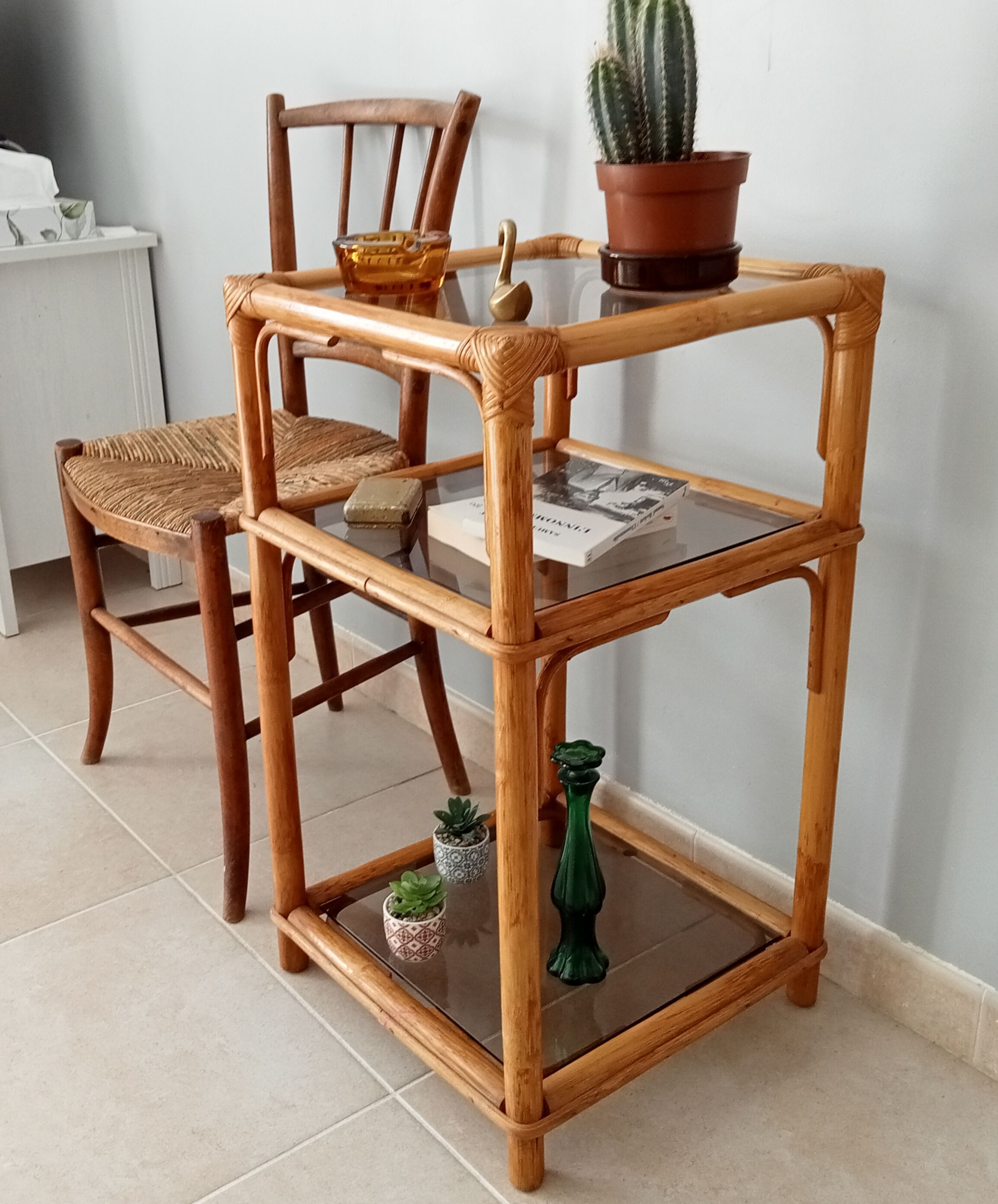 Étagère vintage en bambou, rotin et verre fumé années 70/80