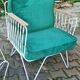 Fauteuil croisette en fer forgé avec coussins en velours vert