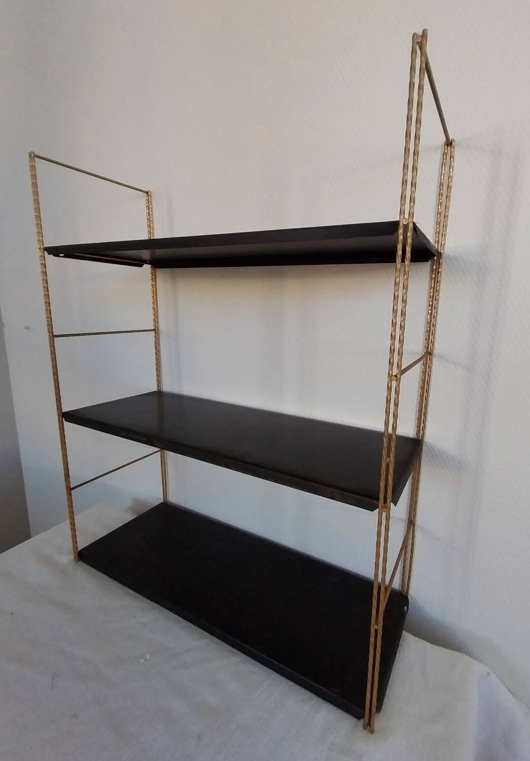 Metal string shelf