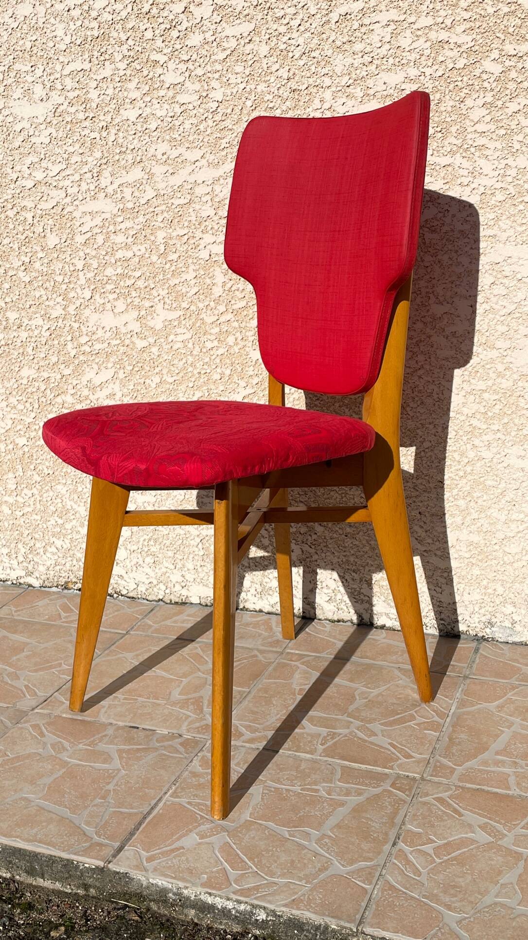 Chaise rétro vintage rouge graphique