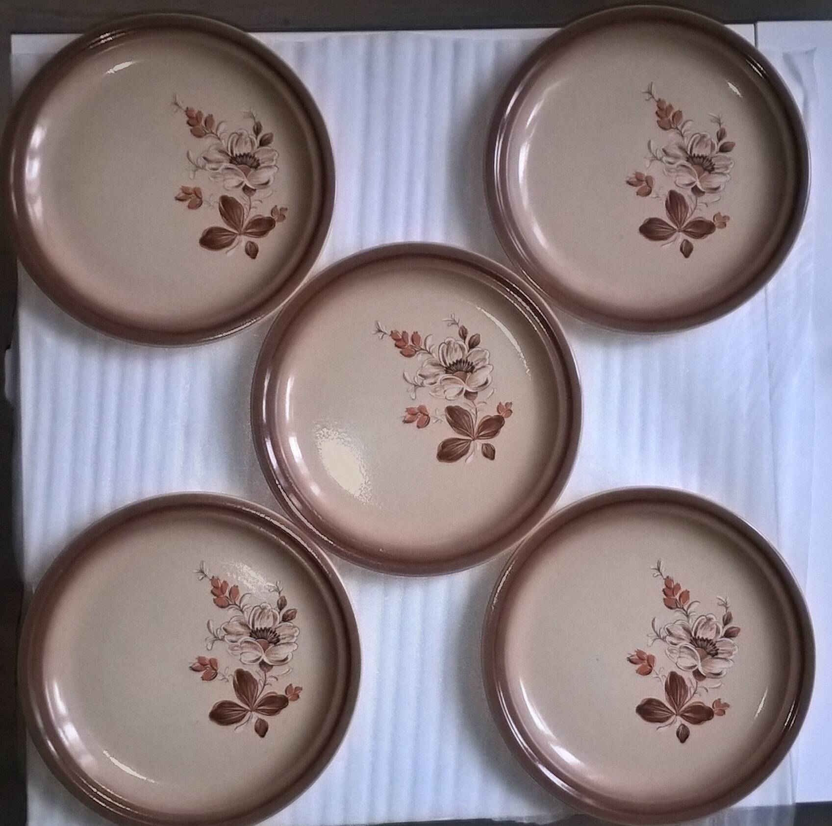 Set of 16 Saint Amand ceramic plates Eglantines 1713 model (flat, hollow and dessert)