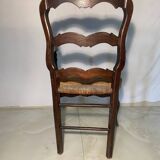 Fauteuil provençal ancien en bois sculpté avec assise en paille