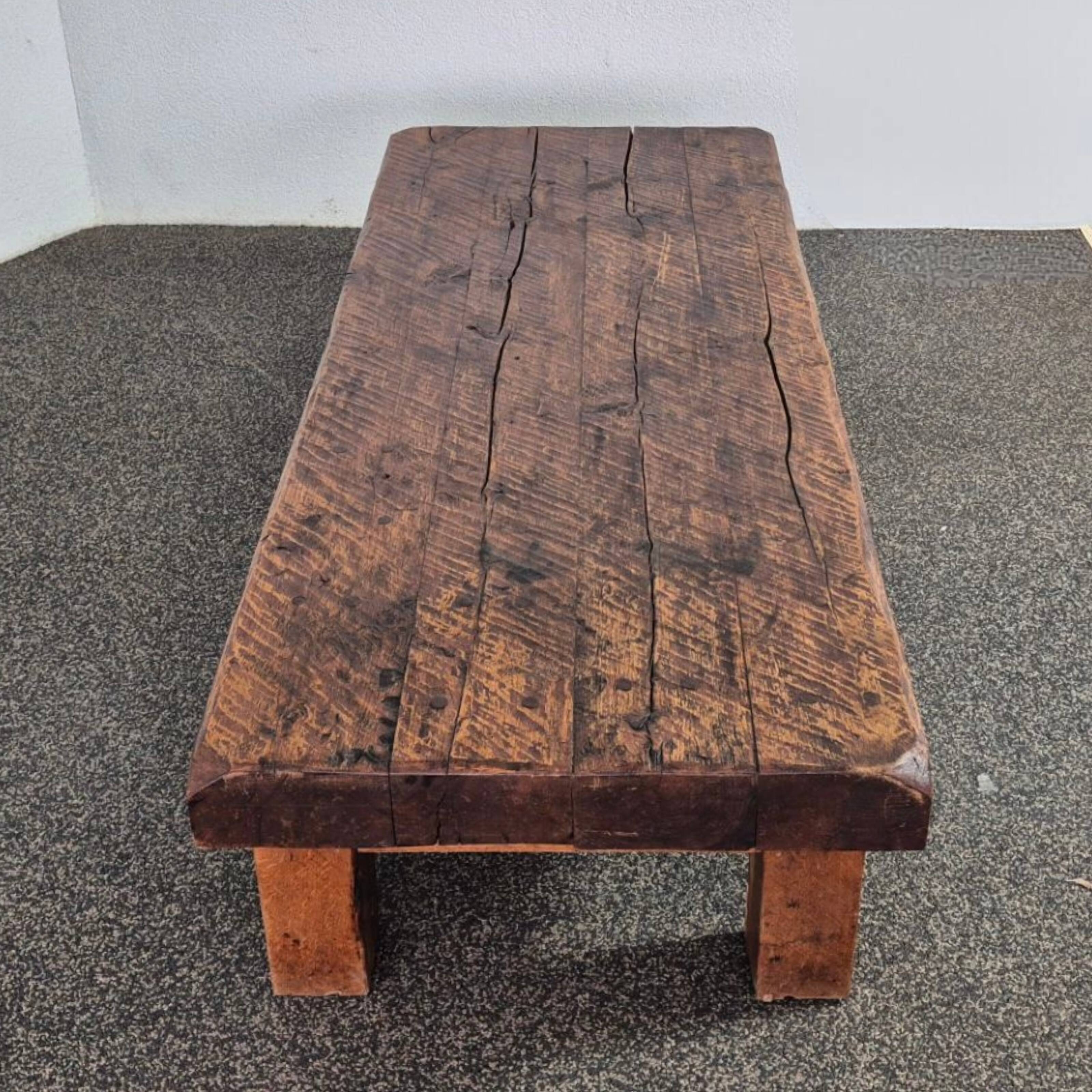 Table basse brutaliste en chêne, France années 1950