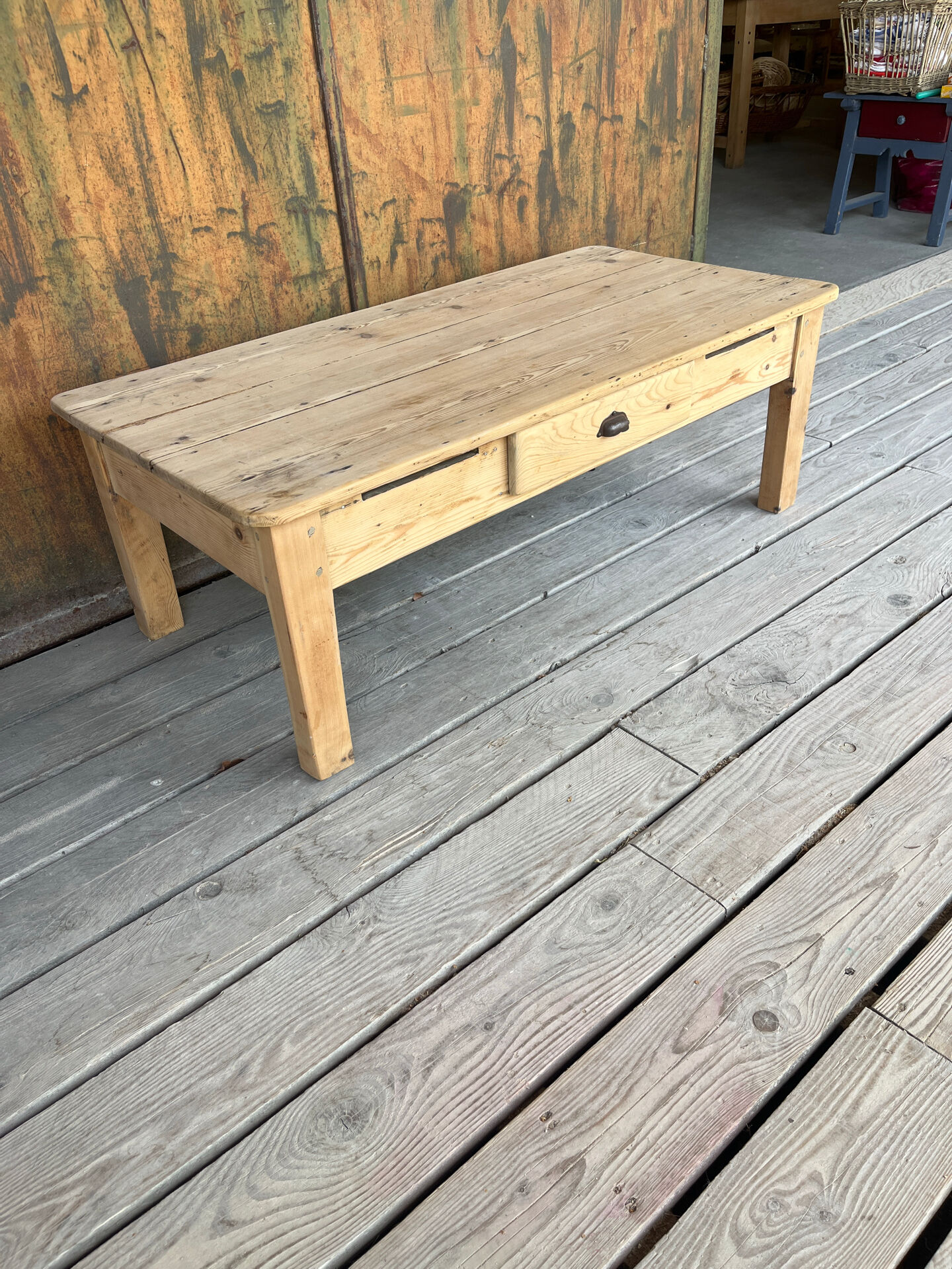 Table basse en bois brut