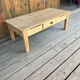 Table basse en bois brut