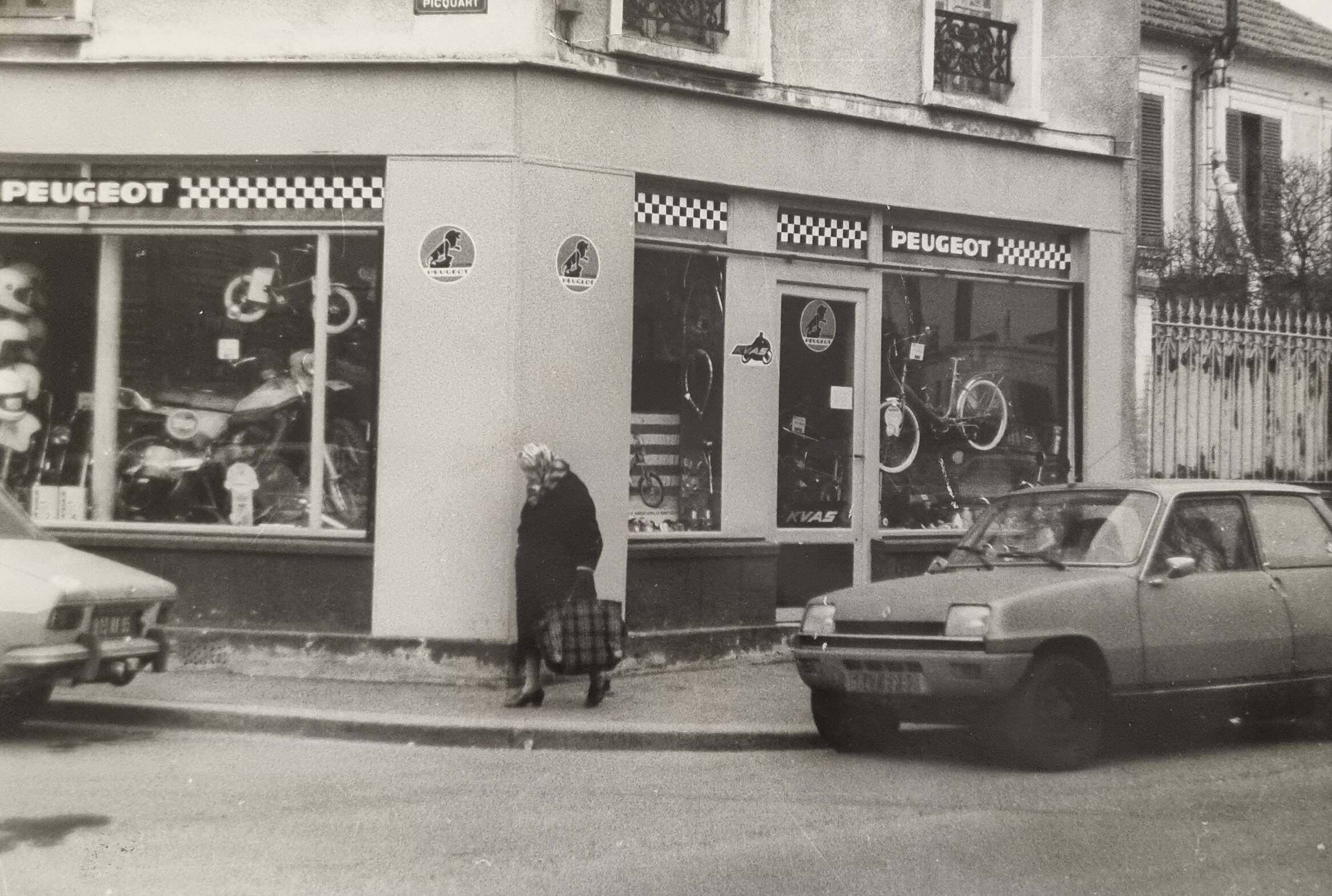 Vintage silver gelatin print of a street scene in a shop window, 1970s, framed, 52 x 42 cm