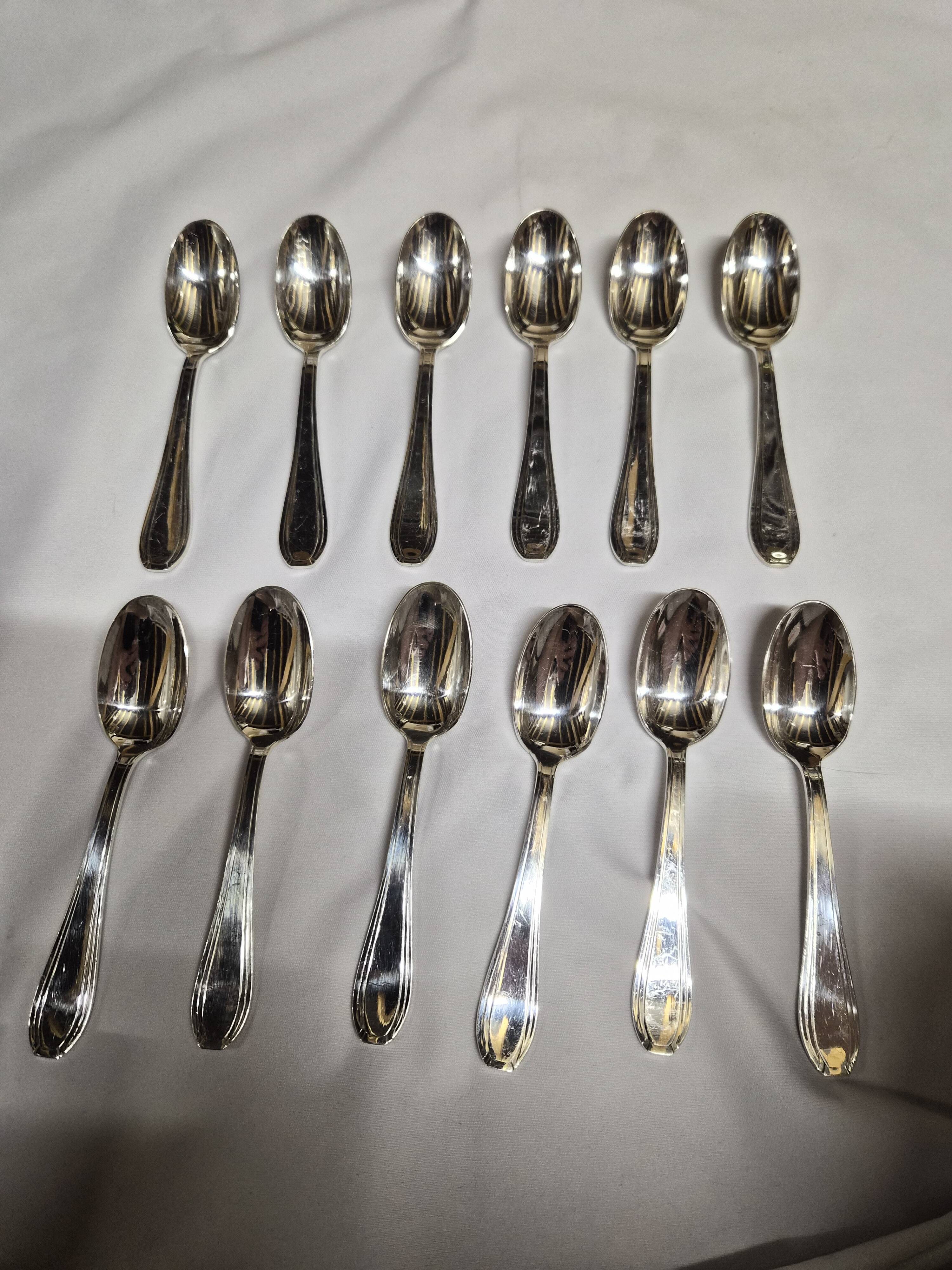 12 silver-plated metal teaspoons with a hallmark of 18.