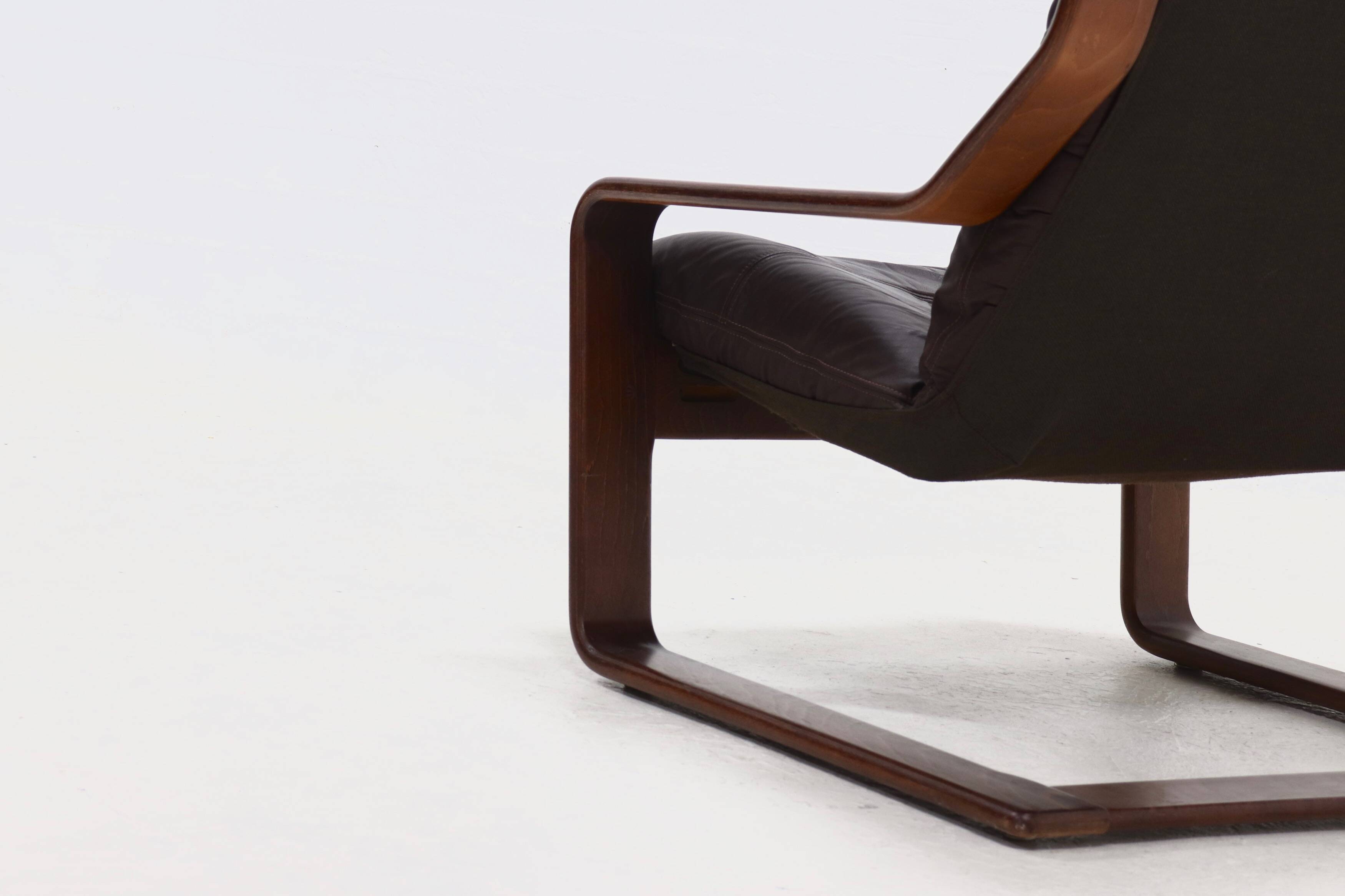 Fauteuil lounge scandinave en bois courbé et cuir 1960