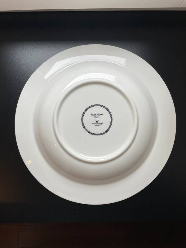 1 Porcelain dish 28 cm Wedgwood x Vera Wang “Cosmos” collection