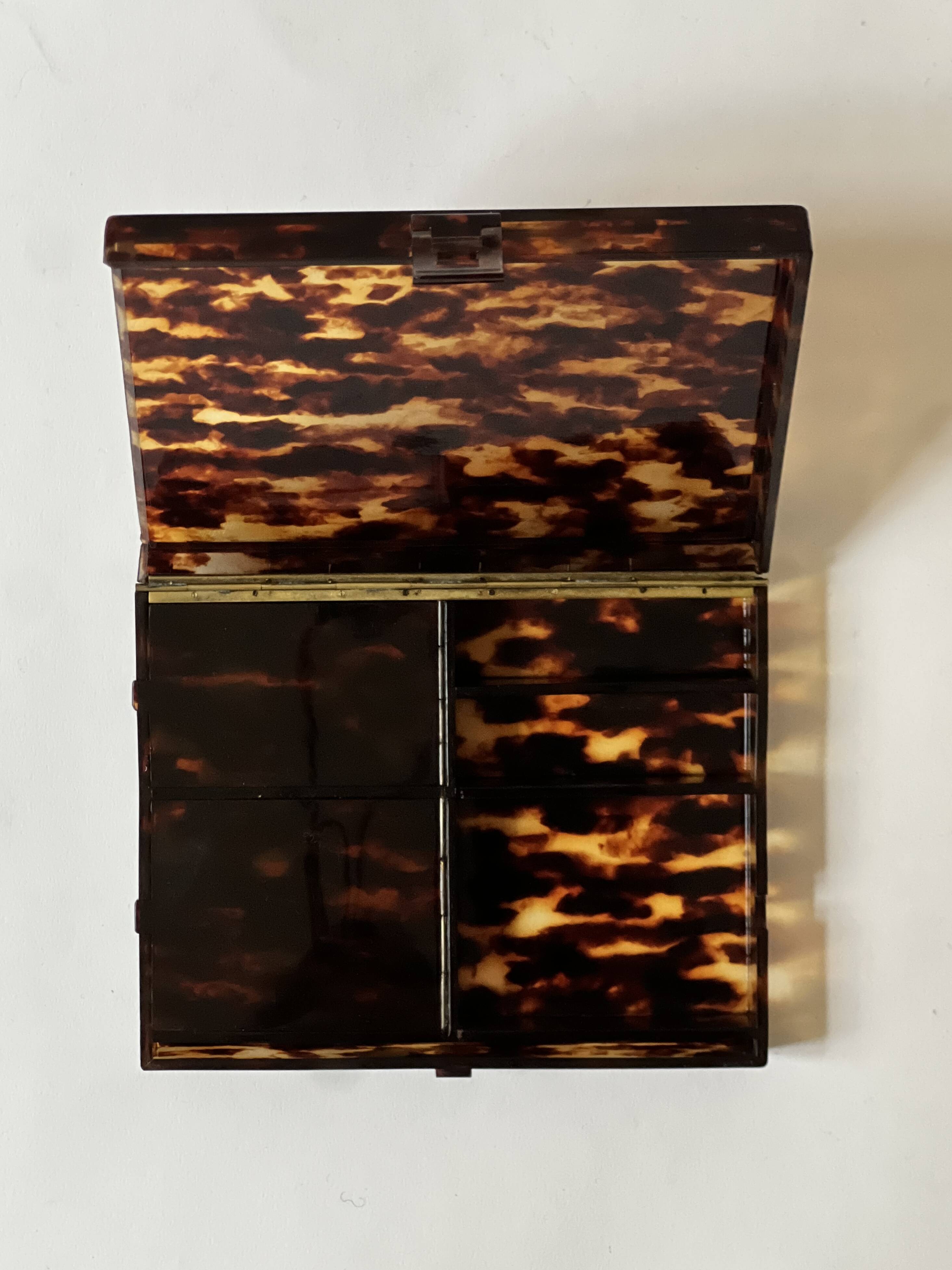 Tray - box with a lid in tortoiseshell plexiglass, 1970s design.
