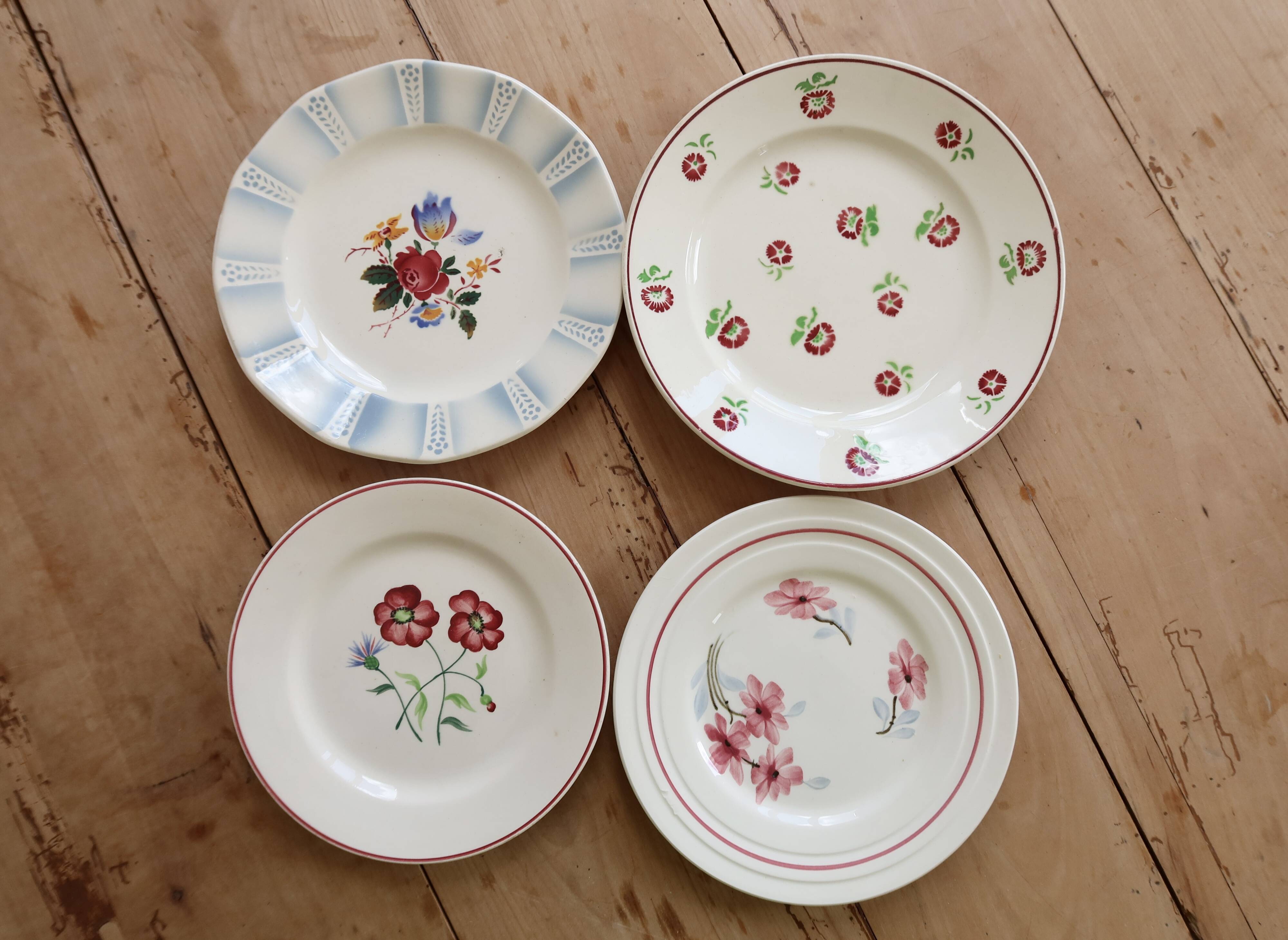 4 mismatched vintage floral earthenware dessert plates – Lot Rosie