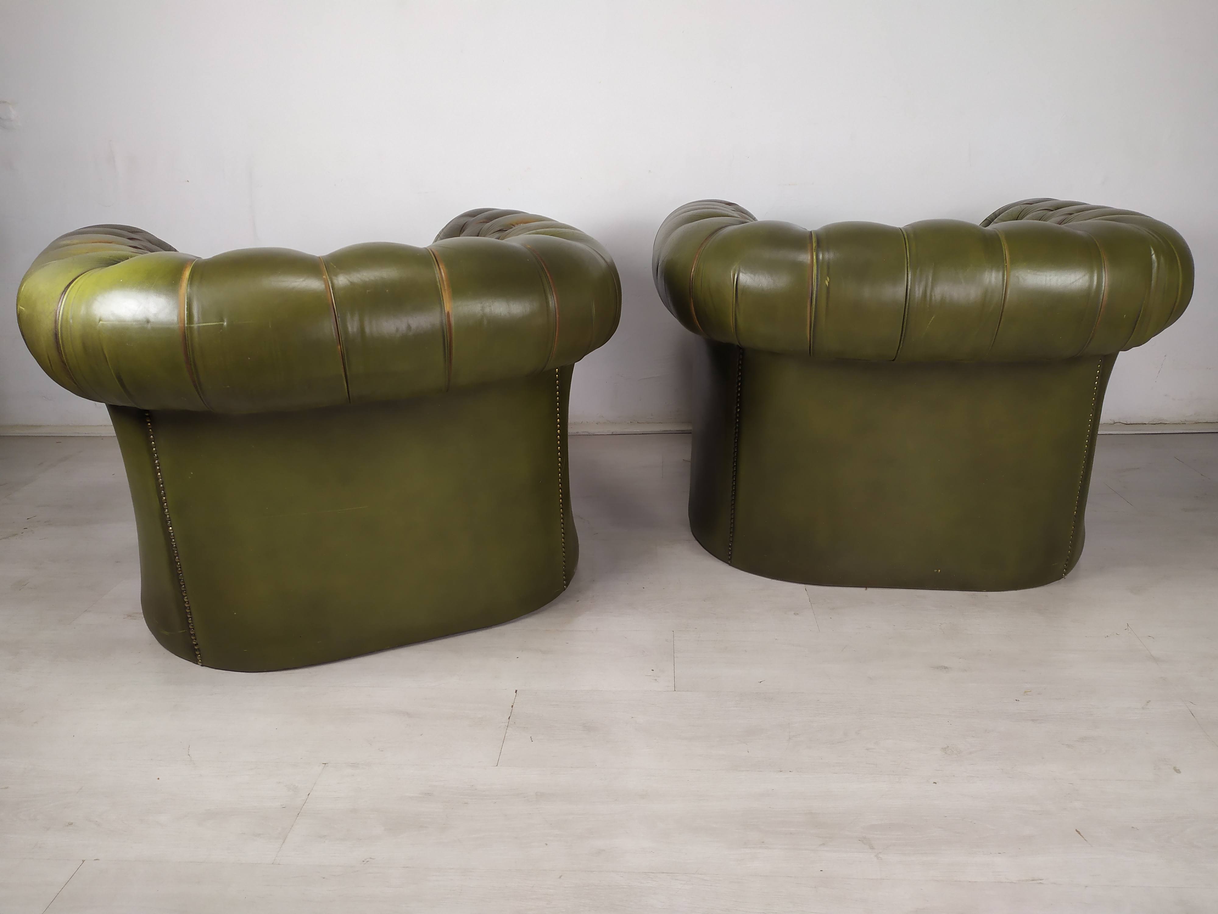 Paire de fauteuils Chesterfield cuir vert