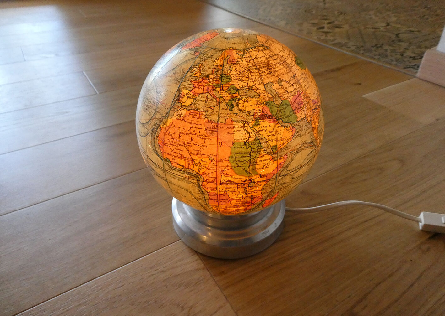 Light earth globe in vintage J-Forest glass from the 1940s