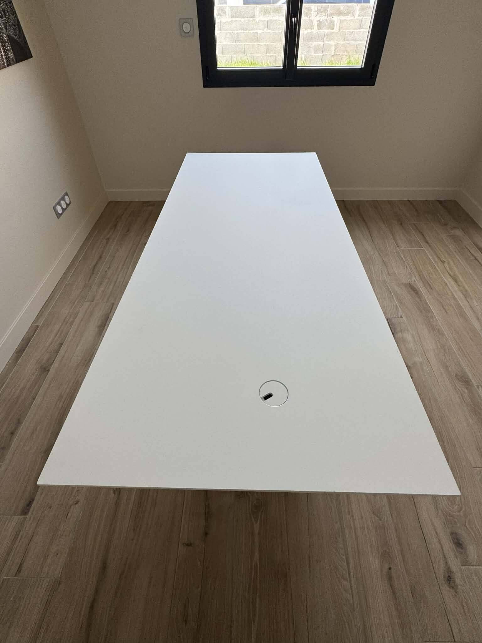 White lacquered desk model Furtif by Daniel Rode for Roche Bobois