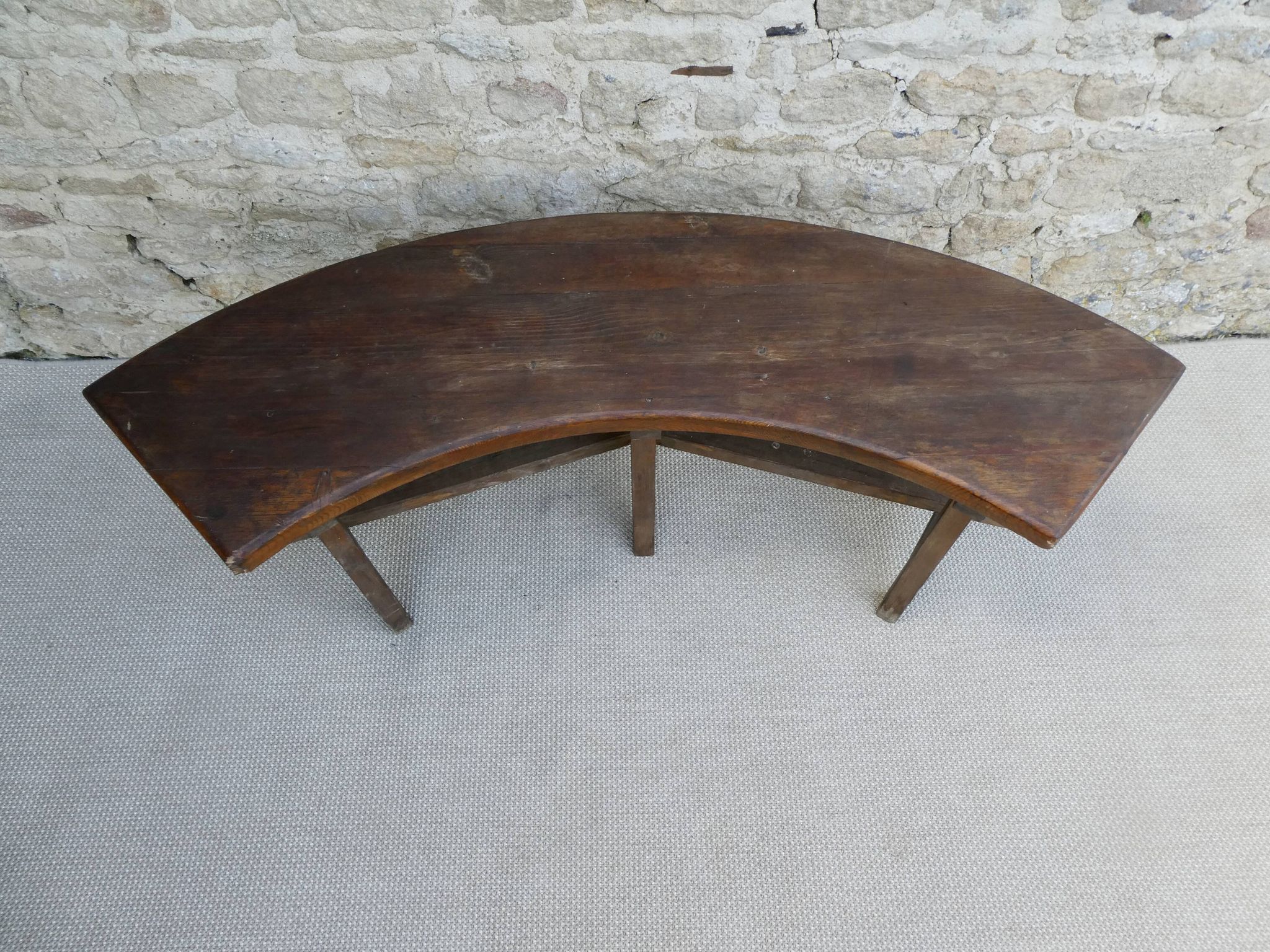 Banc courbe en bois massif, années 70