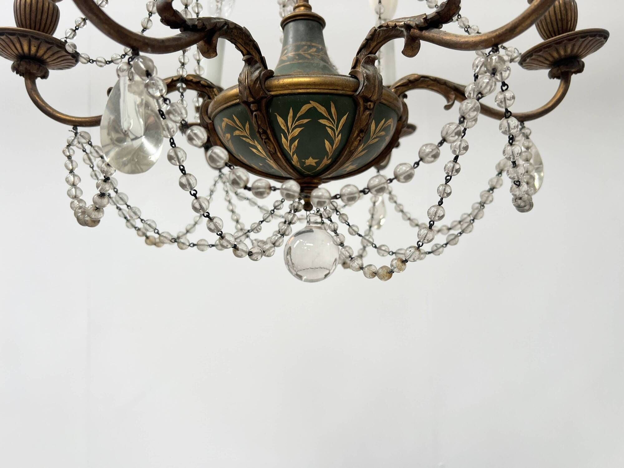 Louis XVI style chandelier with a pearl garland and painted tin, 20th century.