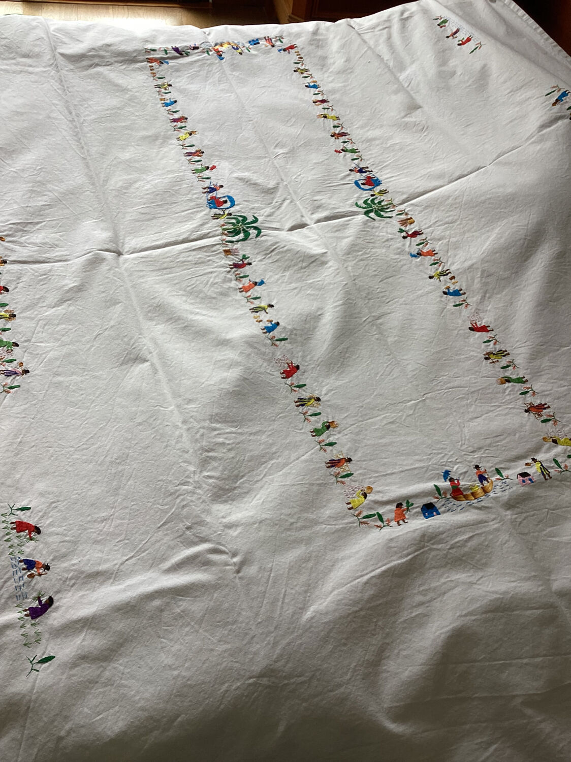 Hand-embroidered tablecloth Malagasy crafts