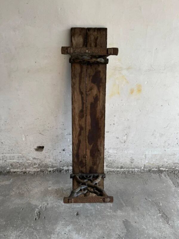 Banc de jardin ancien en bois brun foncé et fonte noire avec assise en bois massif patiné