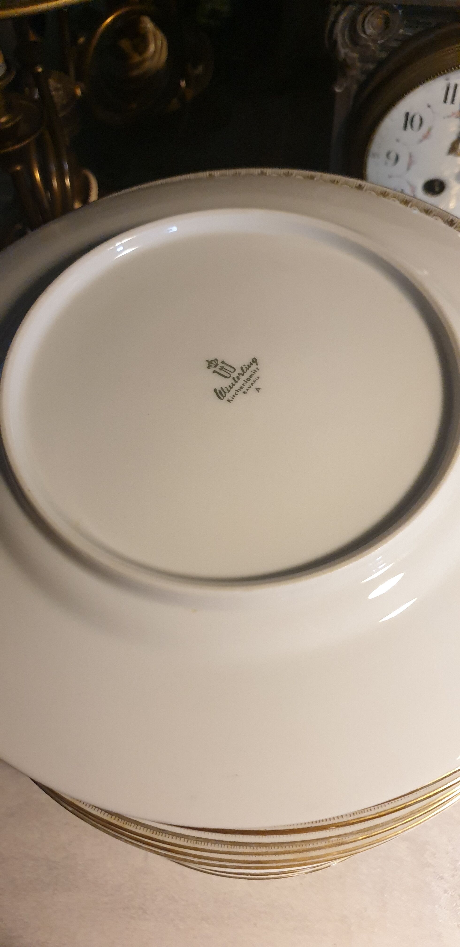 Lot de 24 assiettes plates scènes de gibiers