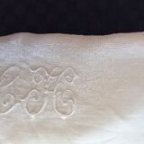 Nappe en trés fin coton ,  ivoire clair , 2 monogrammes LH .