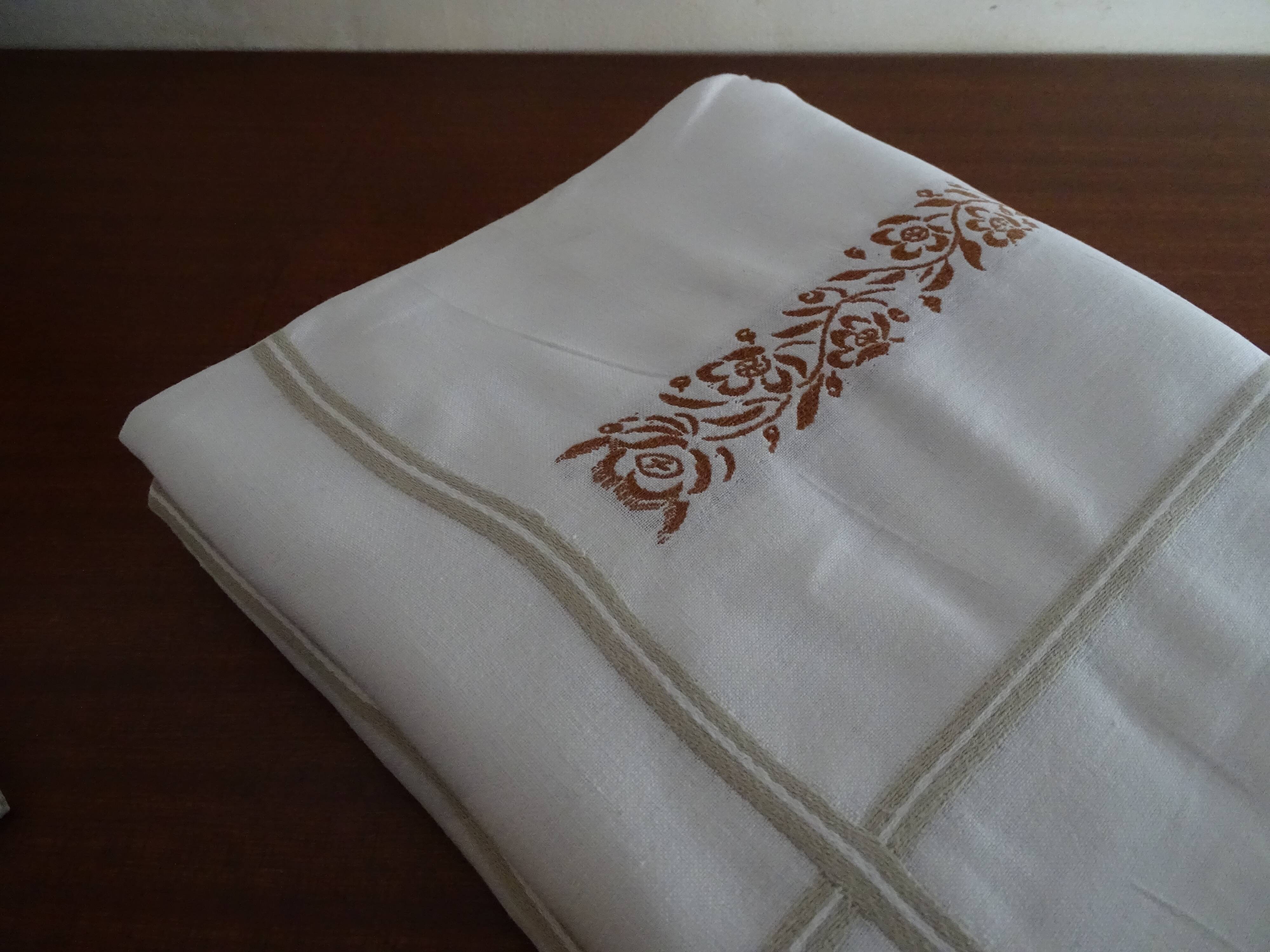 Tablecloth and 10 napkins with bedding