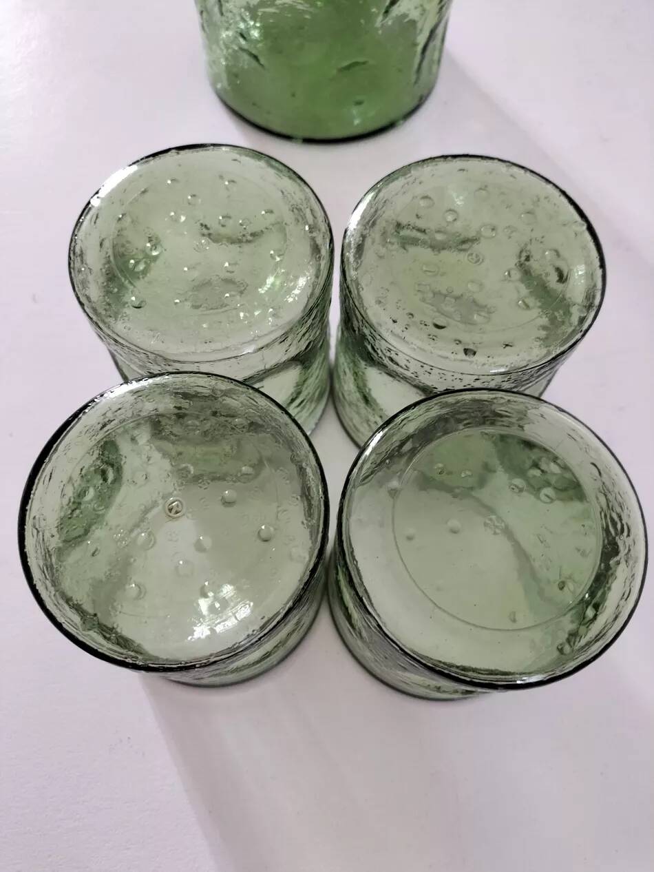 Carafe et gobelets assortis en verre moulé