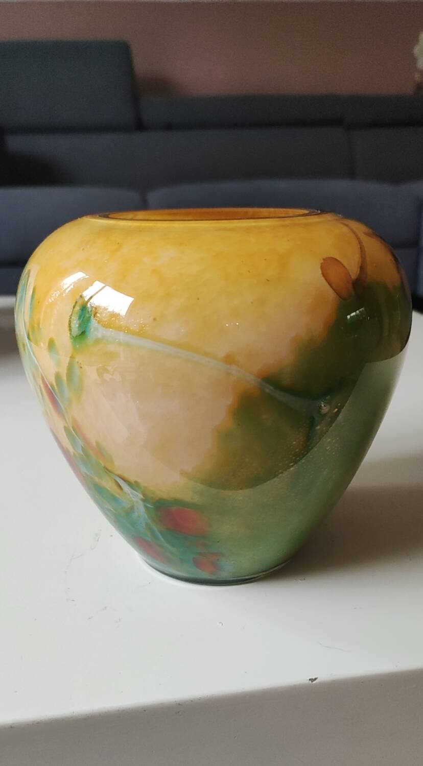 Ovoid-shaped vase, in blown art glass. Speckled inclusions