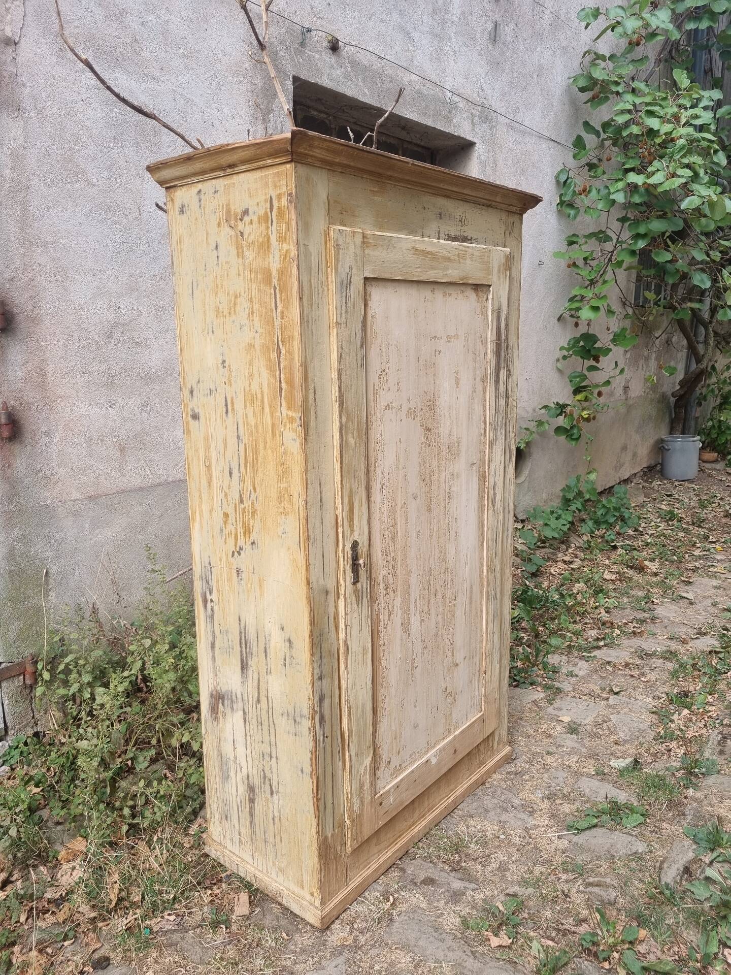 Wooden bonnetière