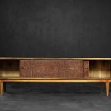 Buffet en bouleau moderne scandinave du milieu du siècle avec relief en cuivre sur le devant, années 1960
