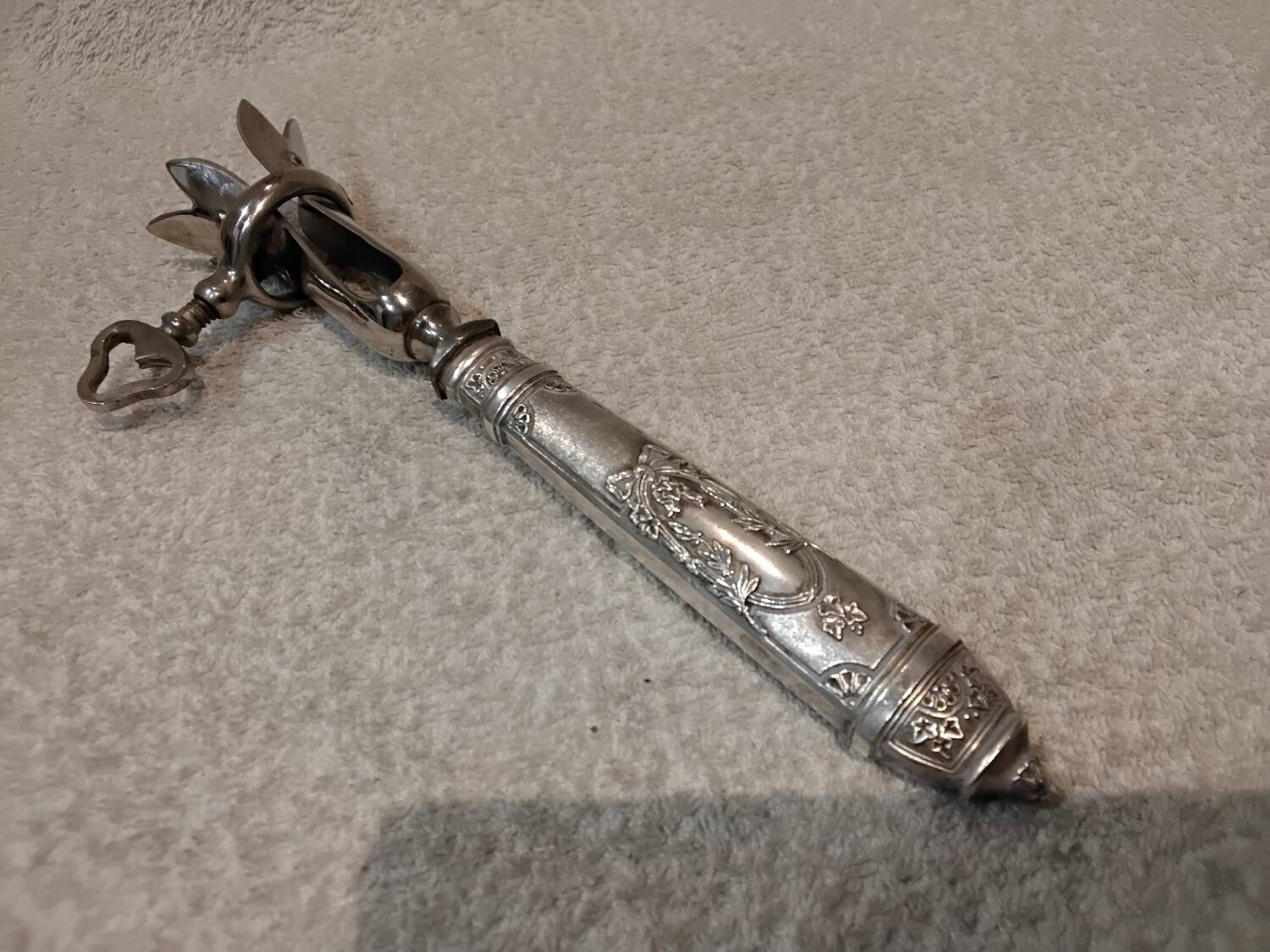 Silver metal handle in the style of Louis XVI.