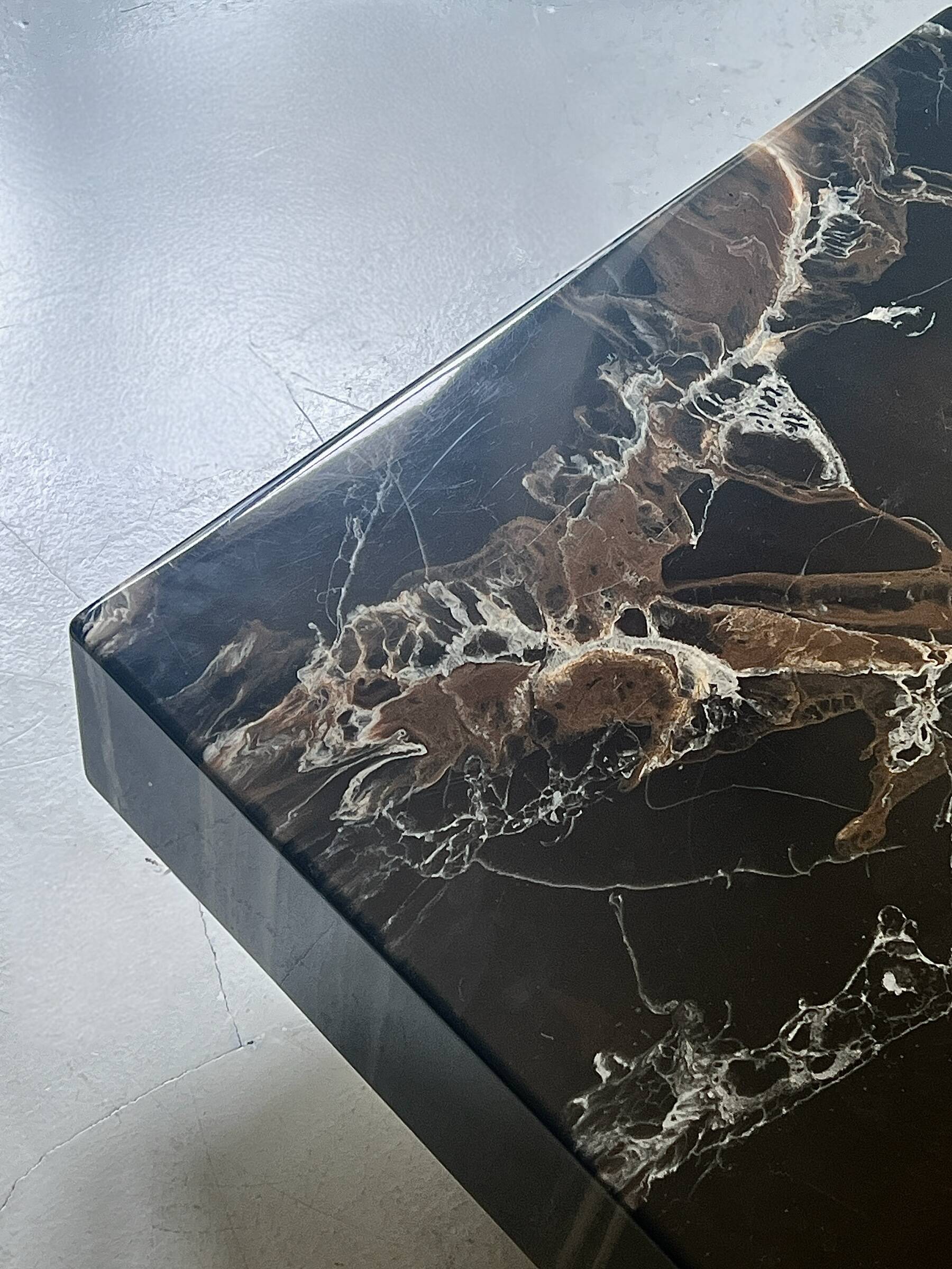 Table basse rectangulaire en résine marbre, design vers 1970