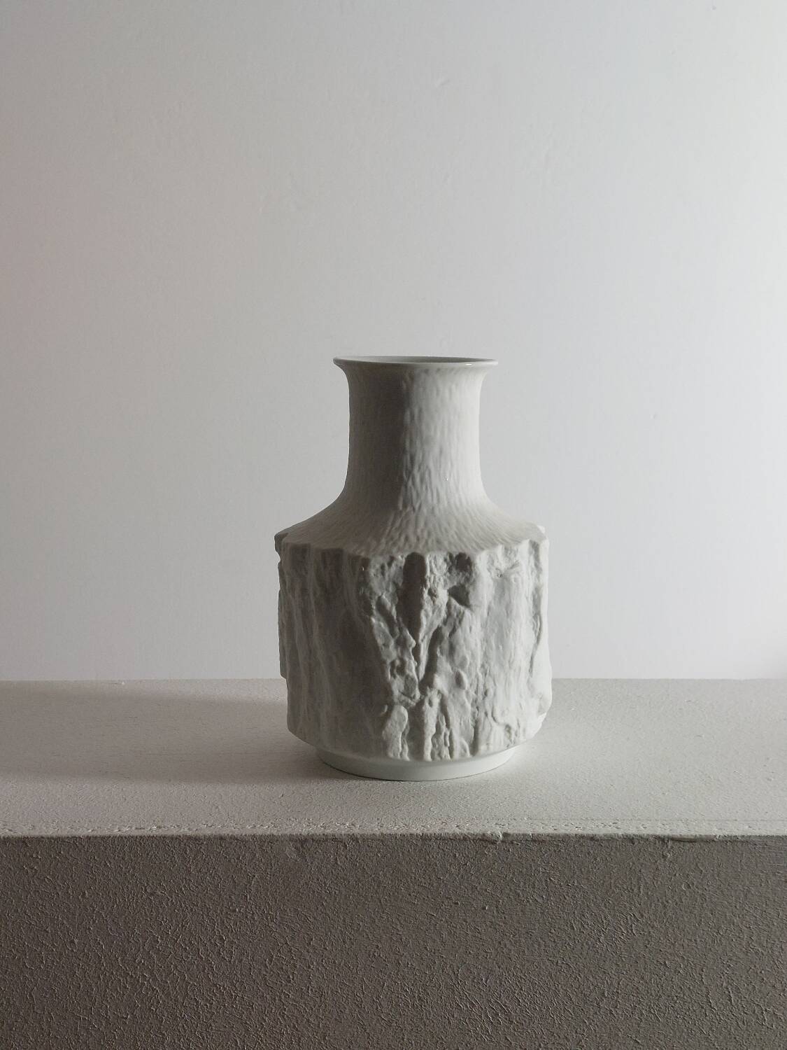 Vase en biscuit de porcelaine Bareuther, milieu XXème