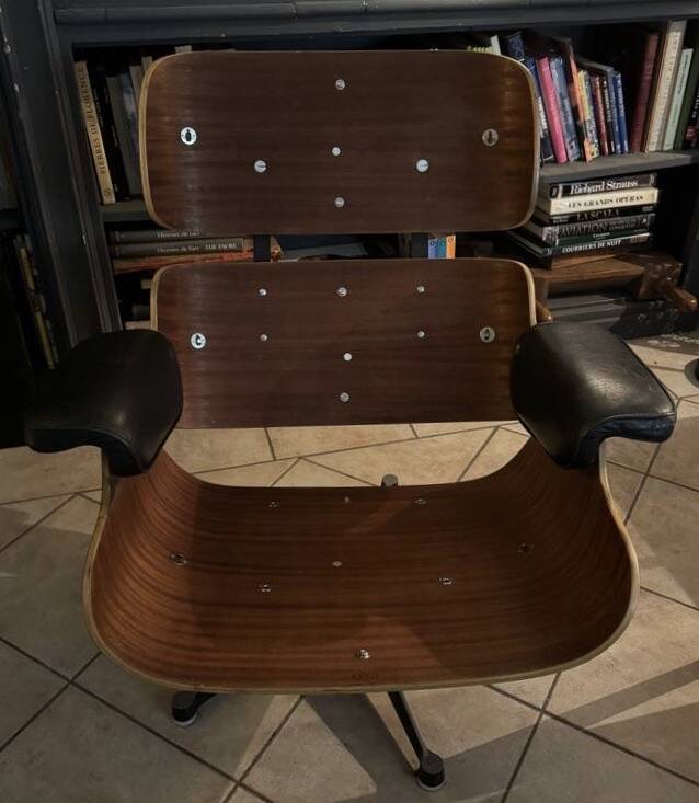Eames lounge chair and ottoman Mobilier International