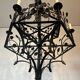 Lustre 12 lumières en fer forgé à décor de trèfles et feuillages