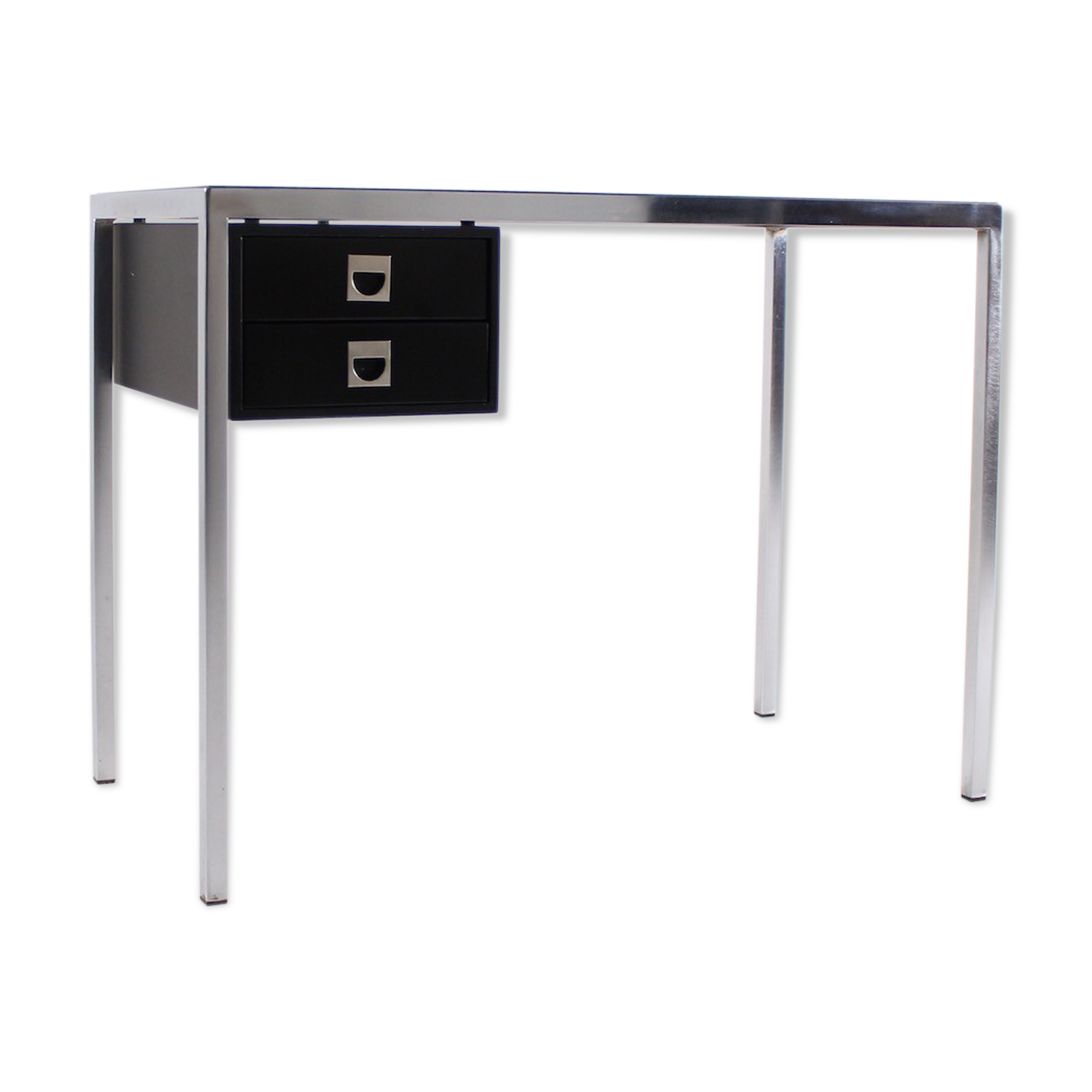 Minimalist medium desk