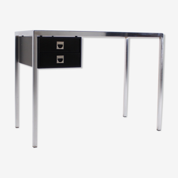 Minimalist medium desk