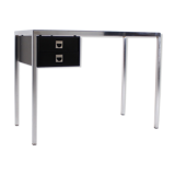 Minimalist medium desk