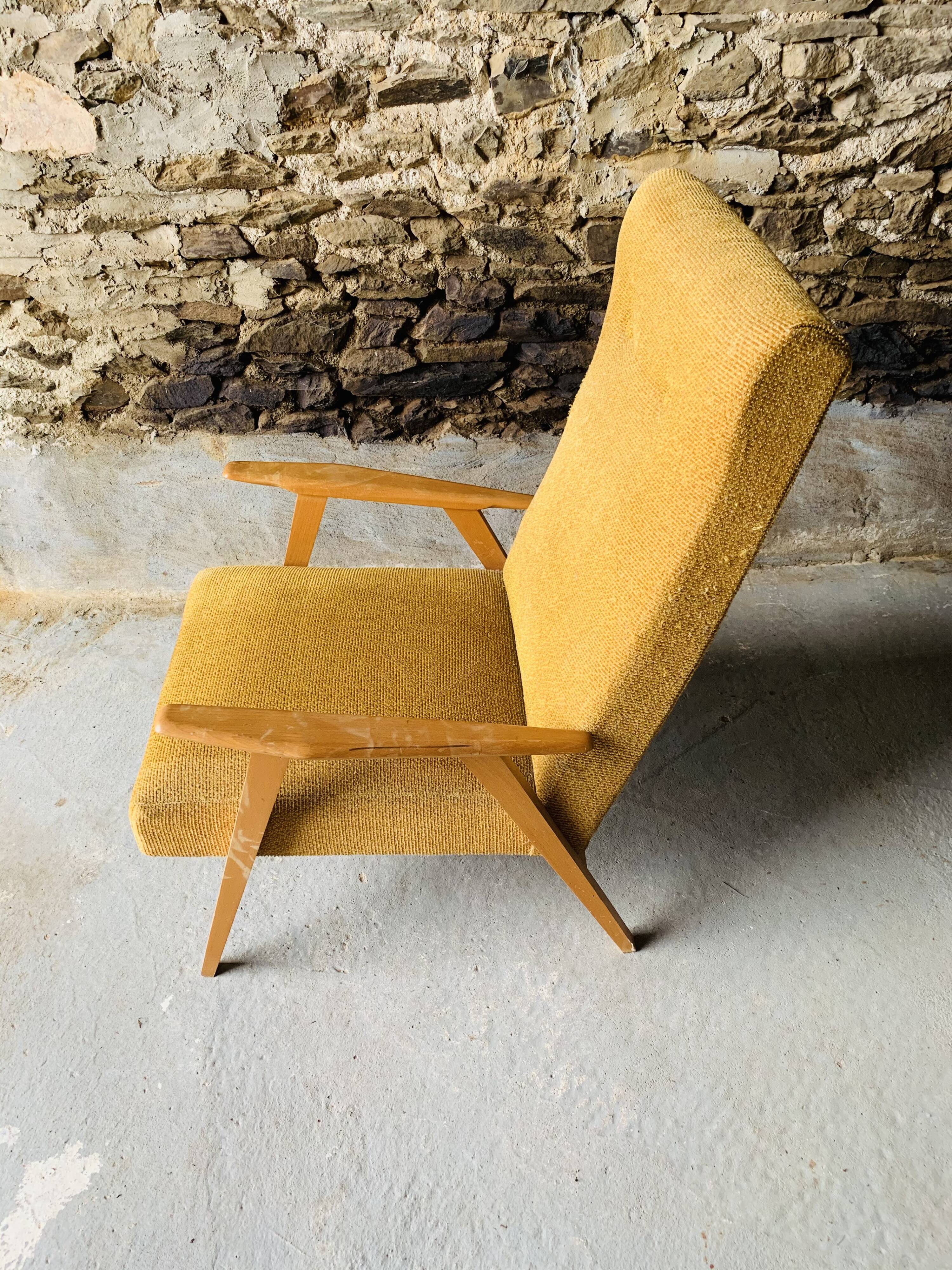 Fauteuil moutarde - bois et velours