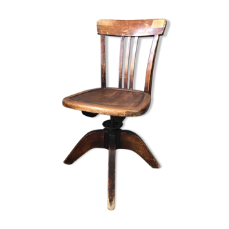 Chaise en bois avec un pied tabouret