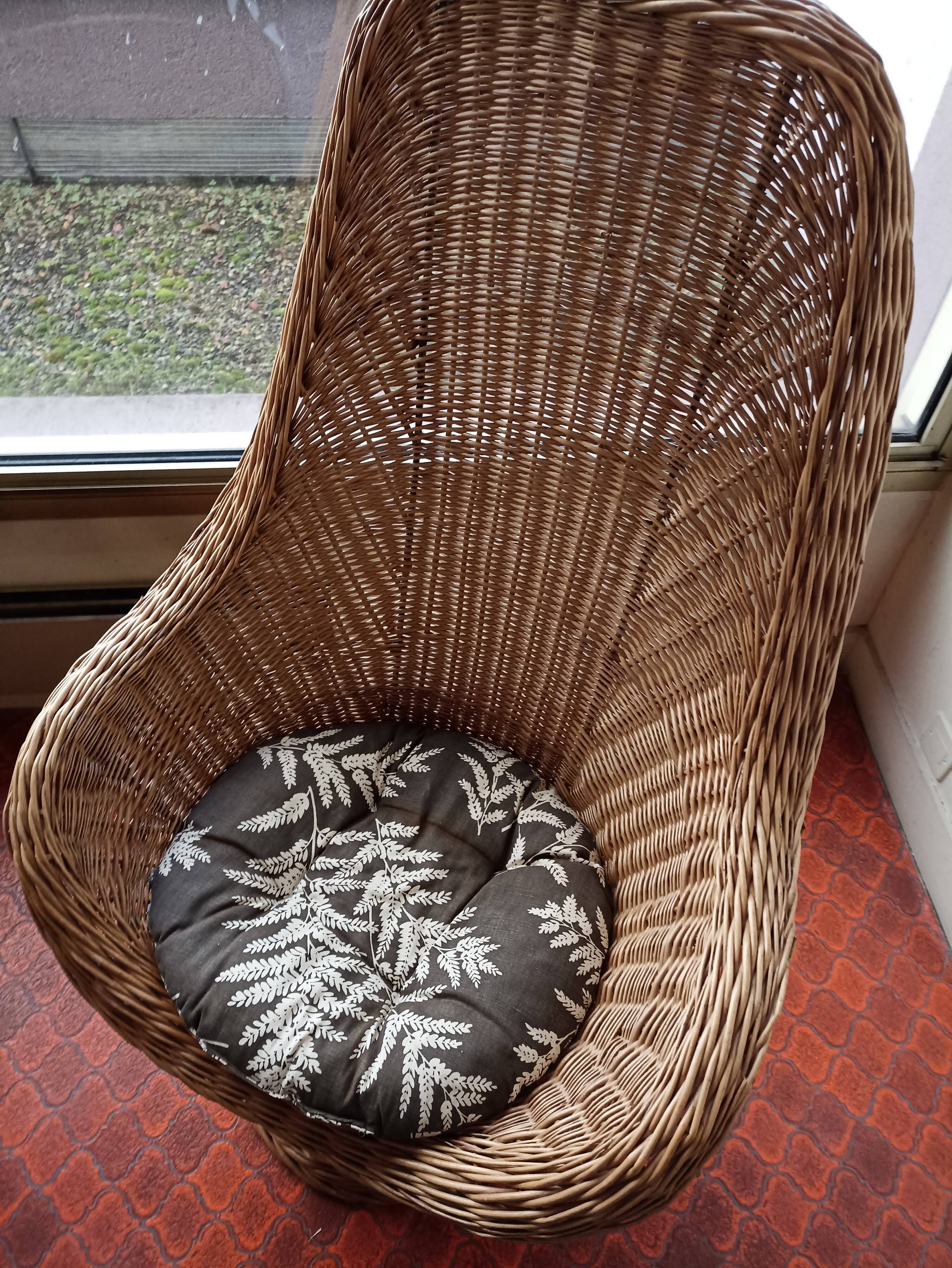 Rattan garden furniture set consisting of 3 armchairs and matching table