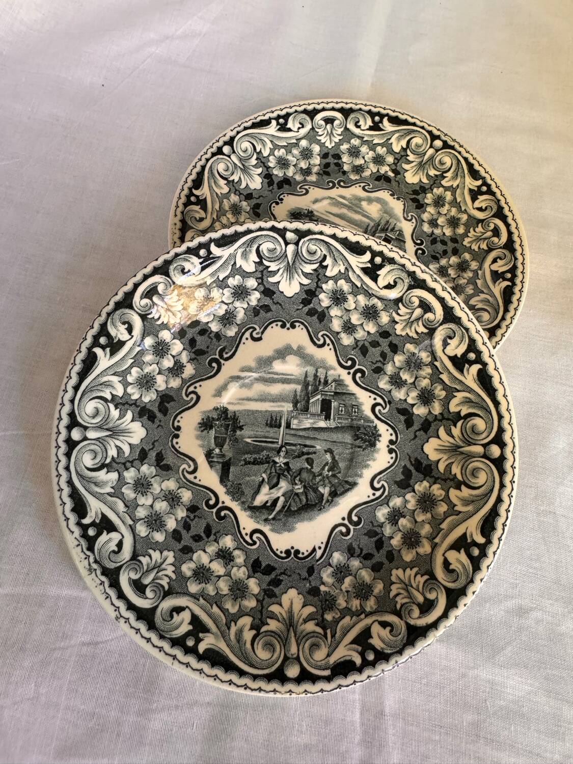 Ensemble de 2 petites assiettes en faïence hollandaise de Maestricht