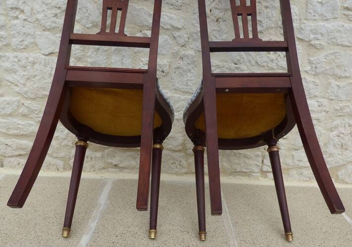 Paire de chaises de style classique en bois, laiton et tissu
