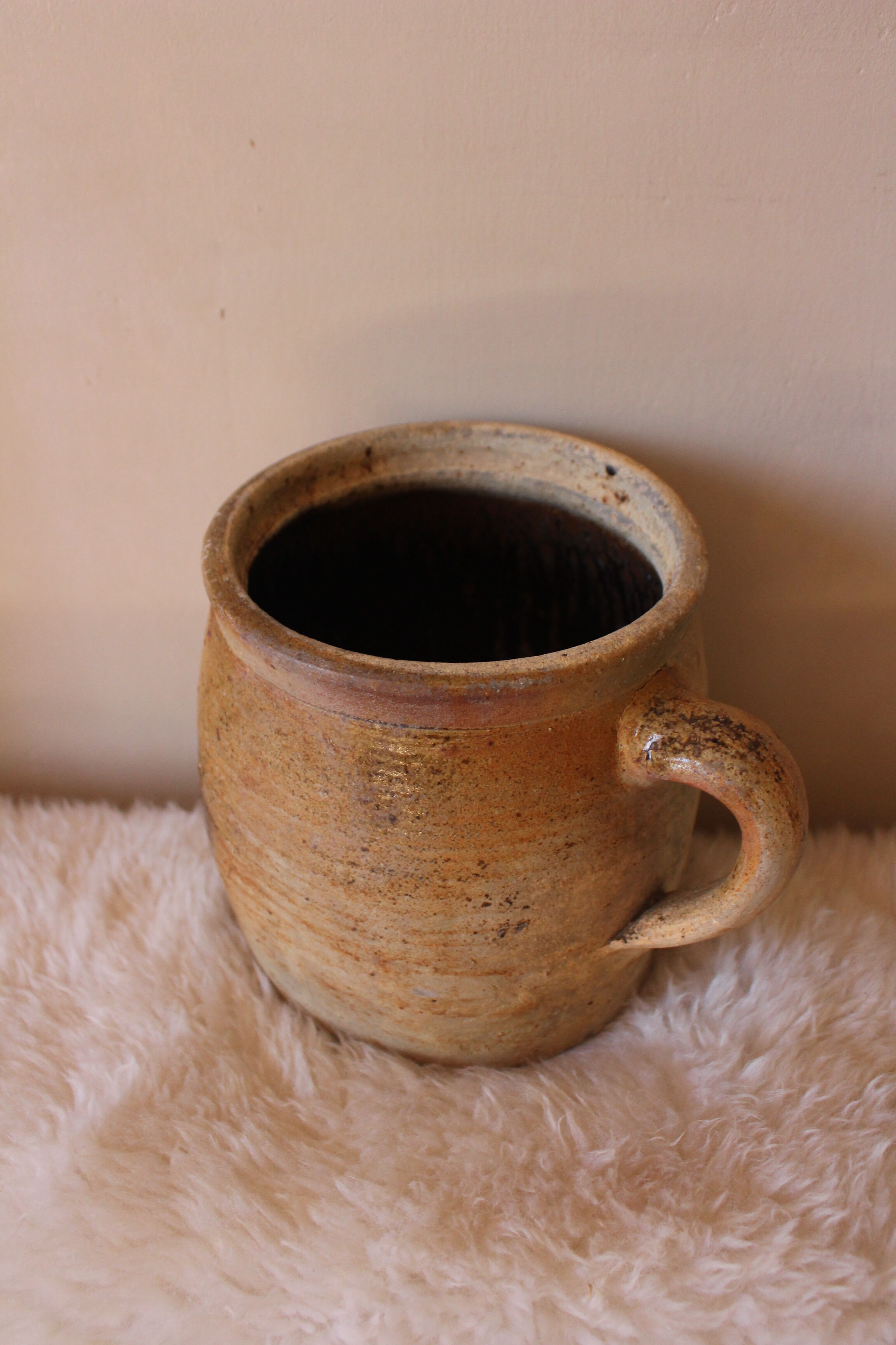 Terracotta pot with handle