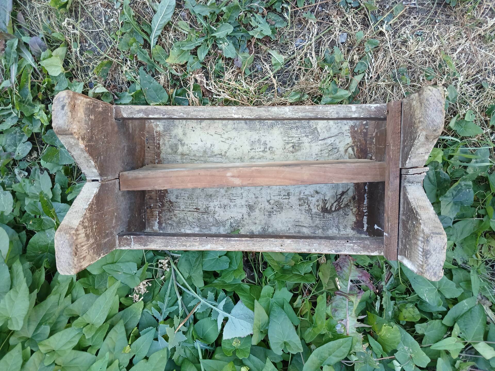 Petit tabouret en bois très ancien 