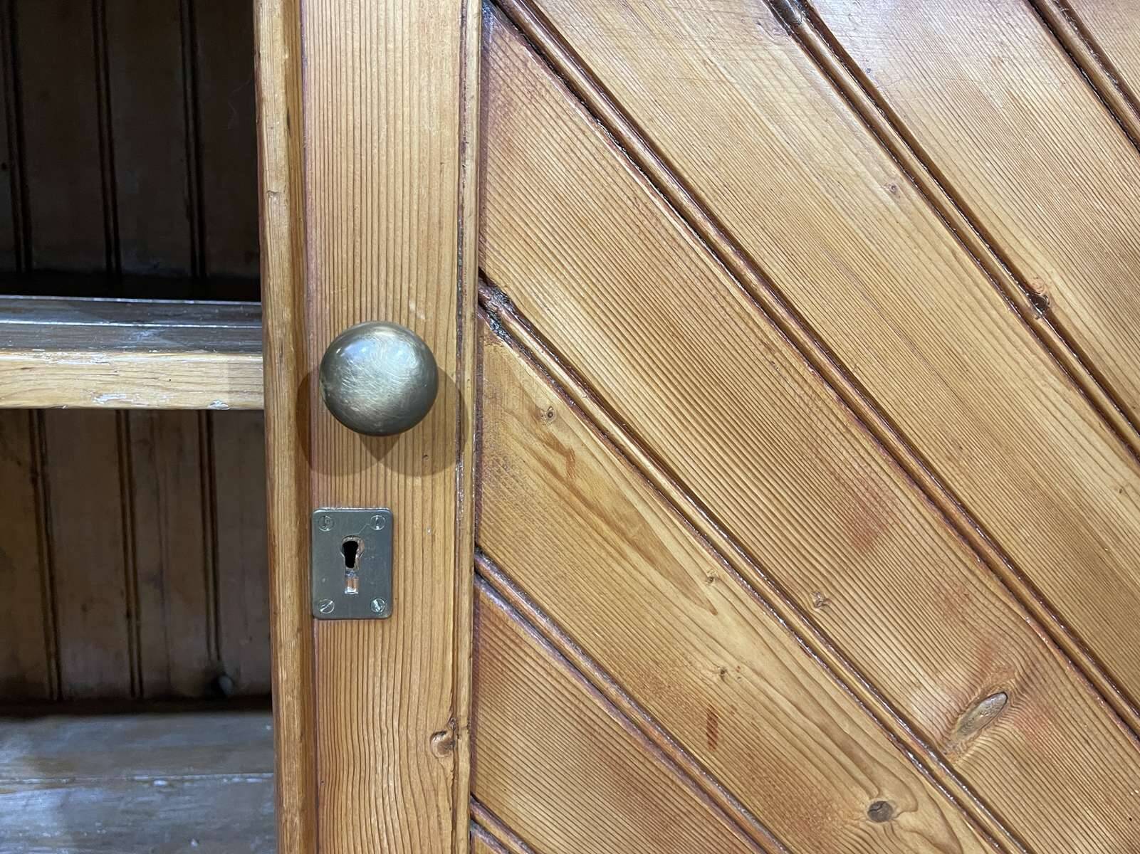 Buffet 2 corps anglais en sapin et noyer des années 1930