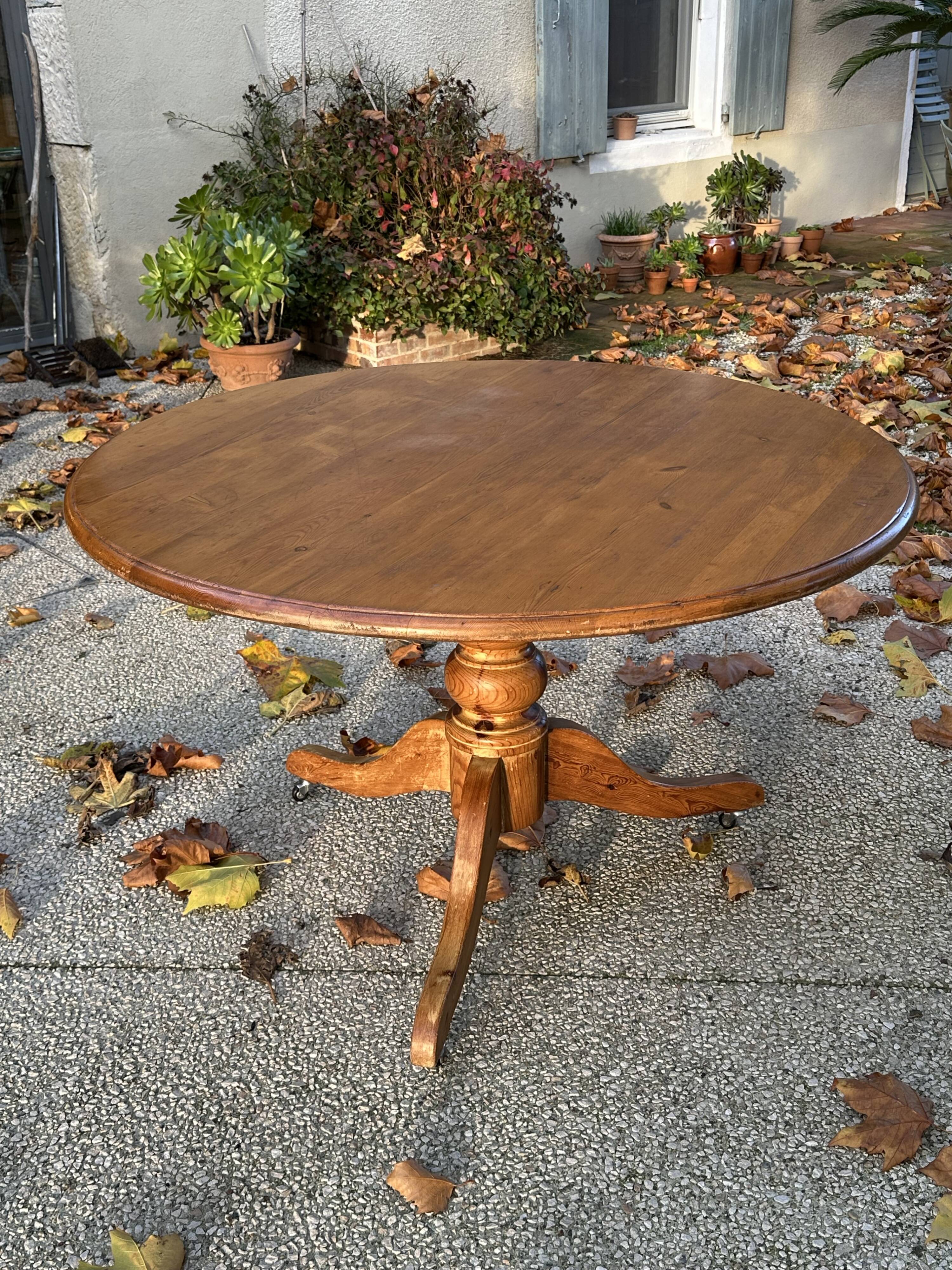 Round pine table with a diameter of 120 cm.