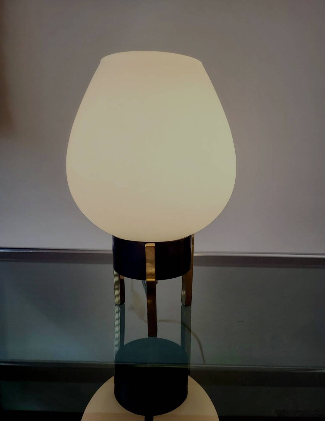 Tripod Hollywood regency tafellamp uit de jaren 60 met een wit opaline lamp